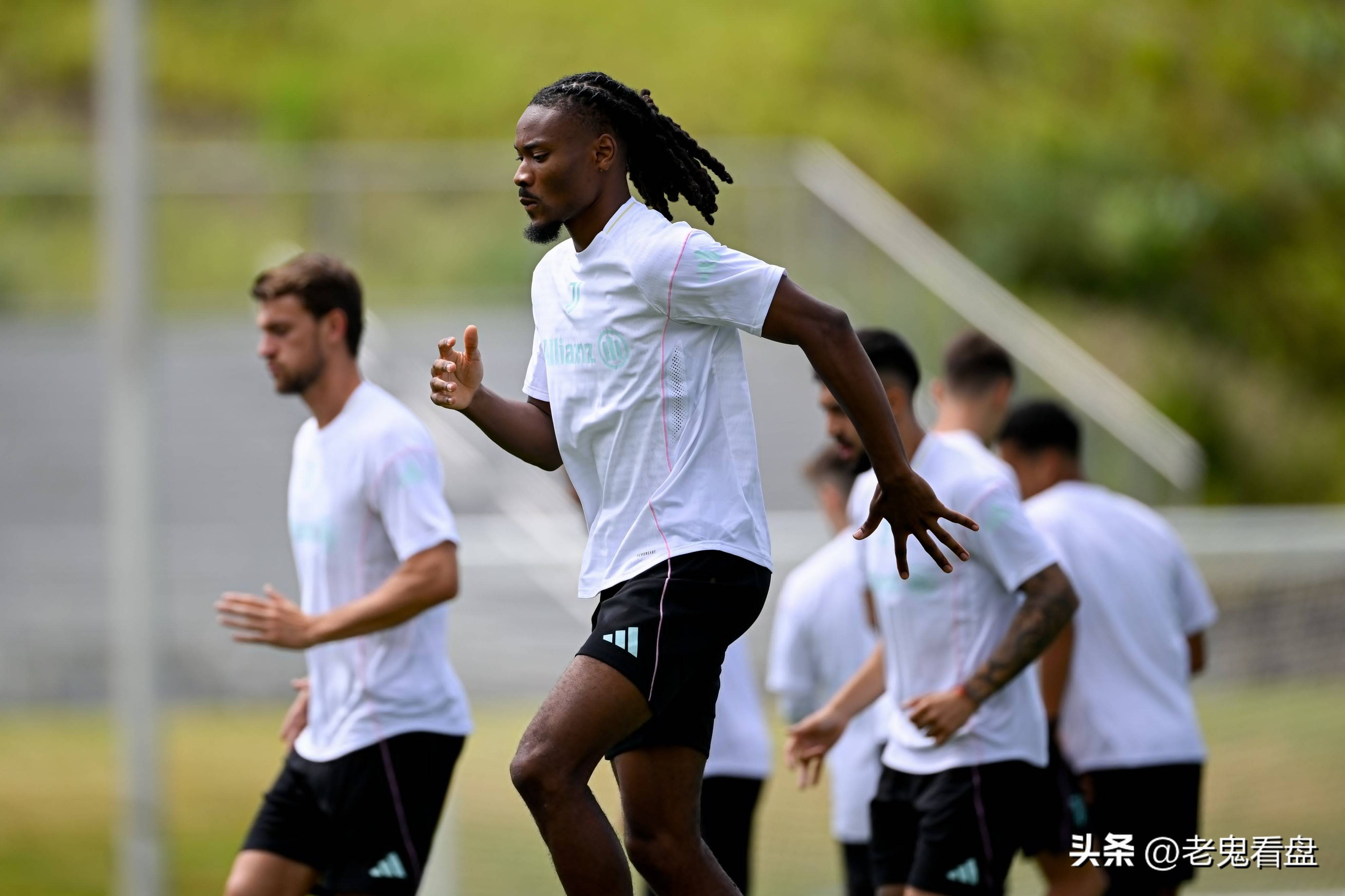 转折点巴黎圣日耳曼队长鼓劲;德甲赛后攻防权衡;媒体盛赞;资深球员宣示担当的简单介绍 转折点巴黎圣日耳曼队长鼓劲;德甲赛后攻防权衡;媒体盛赞;资深球员宣示担当的简单介绍