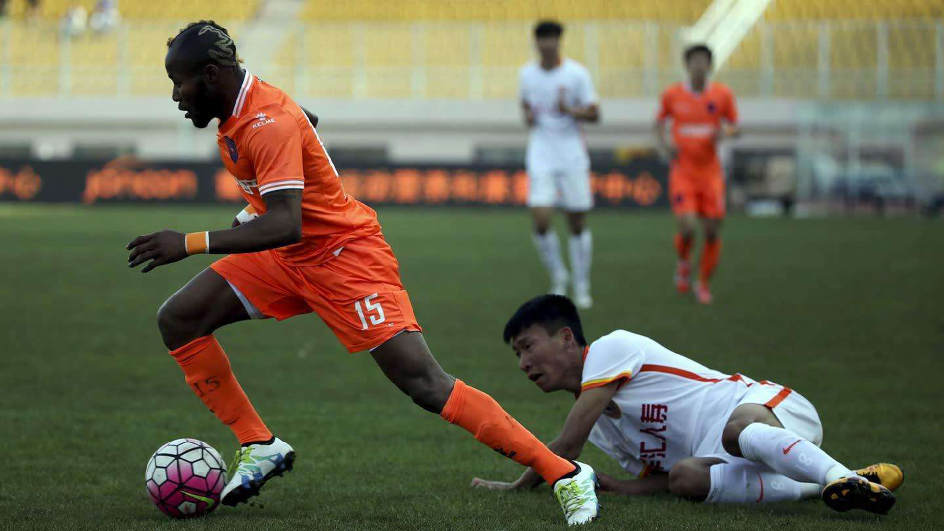 皇家马德里训练开放日，集结日回应争议引欢呼，中超在即，心理建设被强调的简单介绍